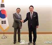 아소 다로 전 총리와 악수하는 윤 대통령