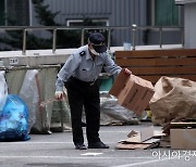 "집값 떨어진다" 경비원 추모 현수막 뗀 강남아파트