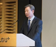 황현식 LGU+ 대표 "직접 설계 통신 상품 출시…챗GPT 활용 검토"