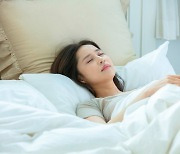 한국인 수면시간 15년간 35분 늘어..."취침 2시간전 밝은빛 피해야"