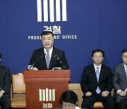 “논두렁 시계 보도 배후, 나 아닌 국정원” 이인규에 검찰 “무혐의”