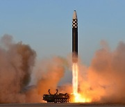 김정은 "핵에는 핵으로 답할 것"…ICBM 쏜 뒤 공개한 사진은