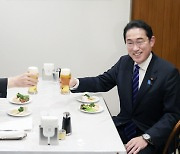 윤 대통령, 기시다 총리 전날 만찬 후 '화합주', 日 언론 "극진한 대접"