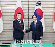 South Korea, Japan vow to open new era of cooperation to overcome crises