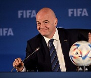 인판티노 FIFA 회장, 연임 성공