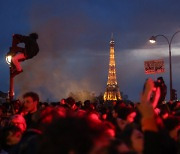 이만큼 절박한 프랑스의 연금개혁…의회 표결 건너뛰어, “64세는 안돼” 시위 격화
