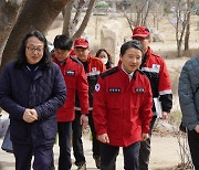 남성현 산림청장, 봉선사 신도대상 산불조심 캠페인