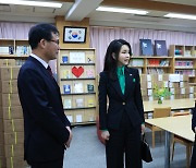 동경한국학교 내부 둘러보는 김건희 여사