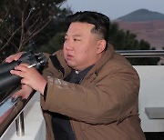 김정은, ICBM 시험 발사 참관