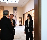 김건희 여사, 일본 민예관 방문