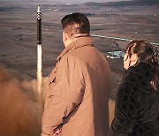 북한 "어제 화성-17형 발사"…김정은, 딸 주애와 참관
