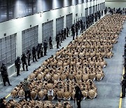 엘살바도르 ’국가 비상사태’ 연장…갱 용의자 대규모 이송작전 공개