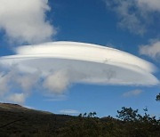 하와이 화산 위에 뜬 UFO?…렌즈형 구름 포착 [지구를 보다]