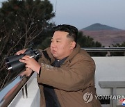 김정은 "핵전쟁억제력으로 적들에 두려움줘야"…딸과 ICBM 참관(종합)