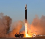[속보] 북한 "어제 ICBM '화성-17형' 발사훈련"…김정은 지도