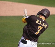 김하성, MLB 시범경기 복귀전 3타수 3안타…타율 0.545