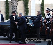 모하메드 쉬타예 팔레스타인 총리와 악수하는 김진표 국회의장