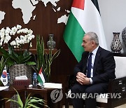 모하메드 쉬타예 팔레스타인 총리와 대화하는 김진표 국회의장