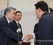 악수하는 이종섭 국방부 장관과 김성주 의원