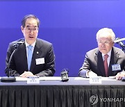 청년 함께 기업 행사에서 인사말 하는 한덕수 총리