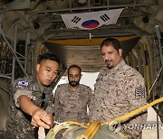 화물 적재 절차 설명하는 한국 공군 화물의장사