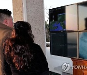 ICBM '화성-17형' 발사 지켜보는 김정은과 딸 주애