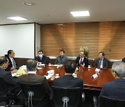 권영세 장관, 대북 경협 기업인들 면담