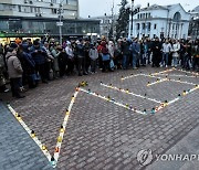 마리우폴 극장 폭격 1주년 기념하는 우크라 주민들