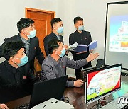 북한 '업무 관련' 프로그램 개발하는 연구소원들