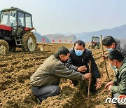 씨뿌리기·지력 개선…북한, '건설자'들도 농촌 지원