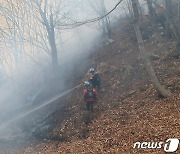 충남 예산 금오산 산불…헬기 5대·산불진화대원 67명 투입