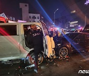 충남 천안서 승용차·트럭 '정면 충돌'…"4명 병원서 치료 중"