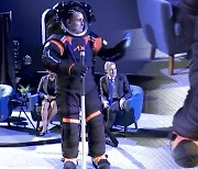 "달에서 쪼그려 앉을 수 있다"...NASA, 42년 만에 새 우주복 공개