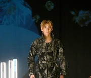 [포토] 킹덤 훤 '런웨이 밝히는 훤한 비주얼'(CEEANN 컬렉션)