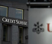 스위스 1위 금융기업 UBS, ‘유동성 위기’ 크레디트스위스 인수 나선다