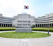 국정원, 박지원 수사 의뢰… 원훈석 교체 직권남용 혐의