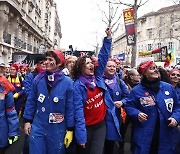 프랑스 여성들, 왜 연금개혁 저지 나섰나…지금 뭉치지 않으면