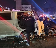 천안서 승용차가 보행자·오토바이·트럭 충돌..4명 부상