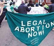 낙태 위해 대륙 가로지르는 여성들… 커지는 갈등, 갈라진 미국