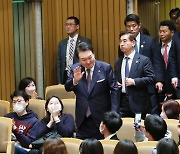 한·일 경제인들 만난 尹 “첨단·신산업 협력” 강조
