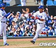 김태훈, 좌월 2점 홈런 [사진]