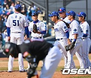 역전승 삼성 선수들, 김태훈 축하 [사진]