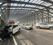 광주 방음터널서 차량 4대 추돌 후 화재…1명 부상