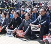 이재명 "尹, 끝내 일본 하수인의 길 선택···"국민 자존심에 상처"