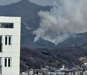 전북 완주서 산불…헬기 8대 투입 진화 중