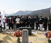 연평도 포격전 전사자 묘역 참배하는 시민들