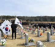 천안함 46용사 묘역 참배하는 시민들