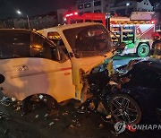 천안서 승용차·1t 트럭 정면충돌…운전자 2명 다쳐