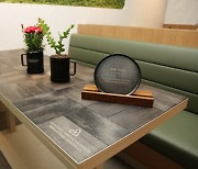 '커피찌꺼기'로 테이블·쟁반을…스타벅스, 재능기부 카페 13호점 오픈