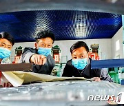 "포장재 질 높이기 위해 지혜 발휘"…북한 식료품공장 노동자들